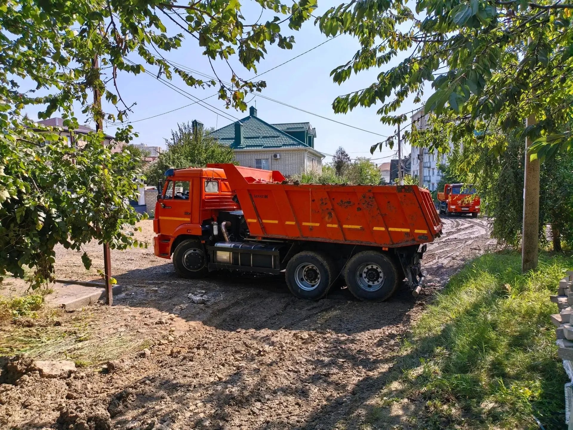 Более 20 заявок от горожан отрабатывают коммунальщики после ливня в Ставрополе.